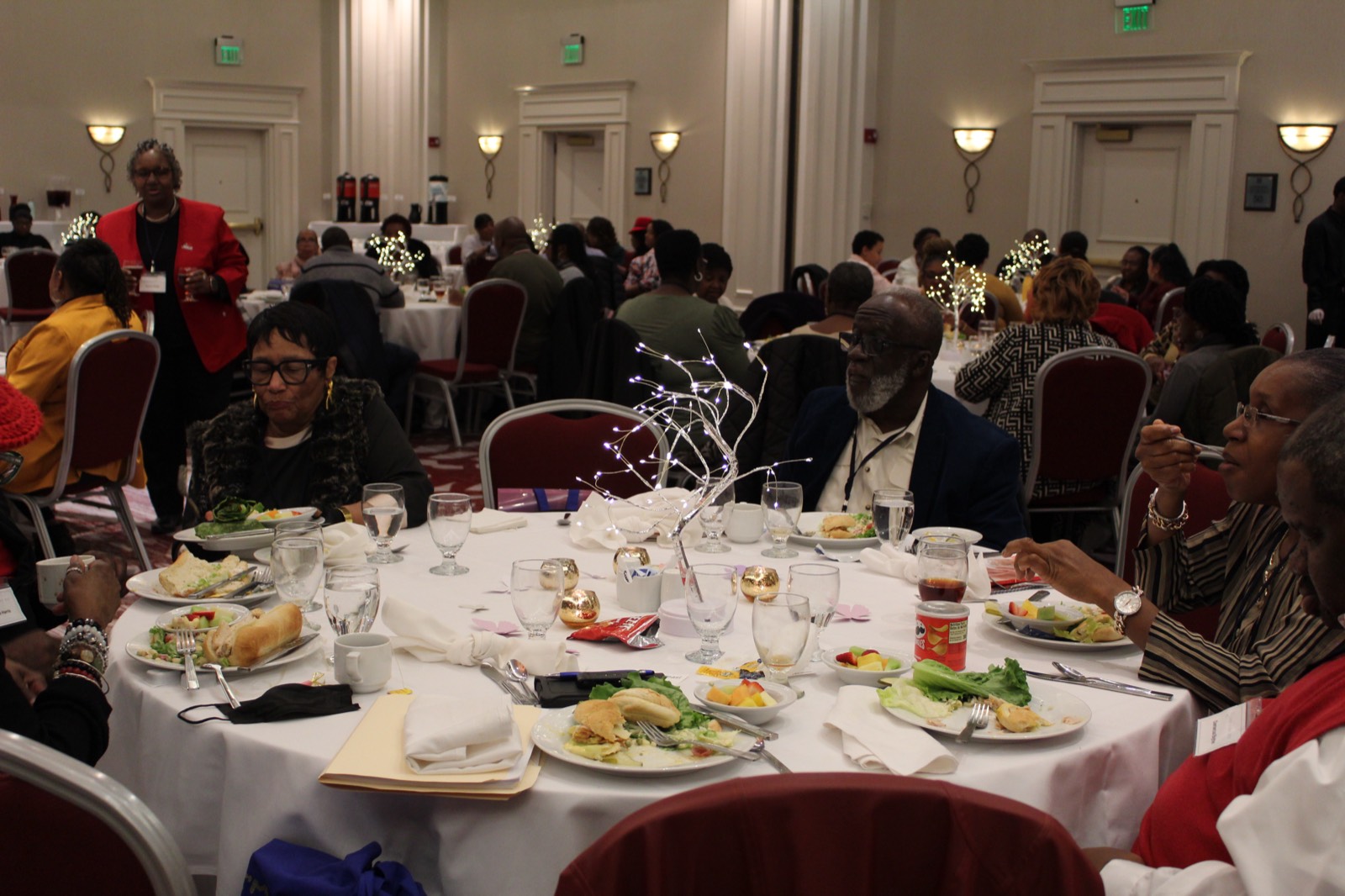A full ballroom shares lunch and fellowship.