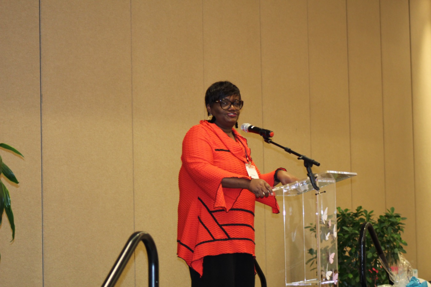 A caregiver shares her story from the podium.